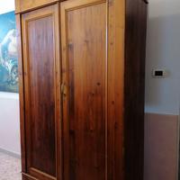 armadio in legno grande e capiente