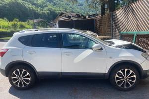 Nissan incidentata per pezzi o esportazione.
