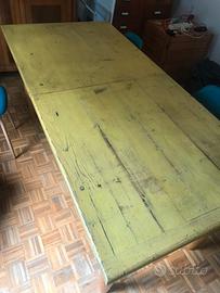 Tavolo fatto e dipinto a mano