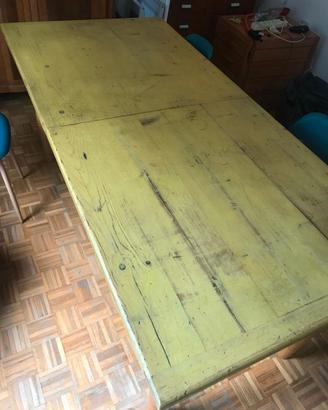 Tavolo fatto e dipinto a mano