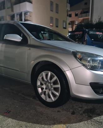 Opel astra H 1.9 multijet full optional cons bassi