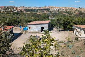 Proprietà con 3 immobili e terreno