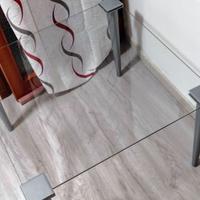 Tavolo di vetro trasparente e elegante per salotto