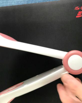 Attrezzo sportivo per rassodare coscia e braccia