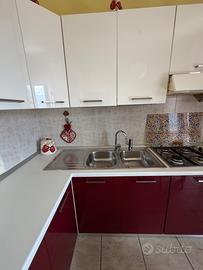 Cucina bordeaux e bianca
