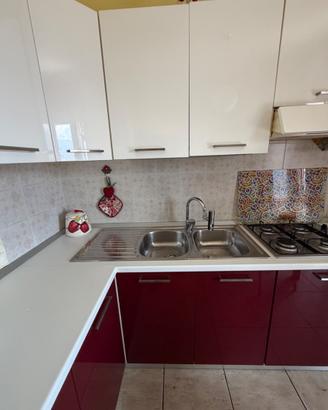Cucina bordeaux e bianca