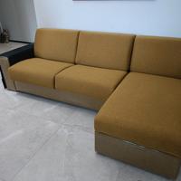 Divano letto con chaise longue.