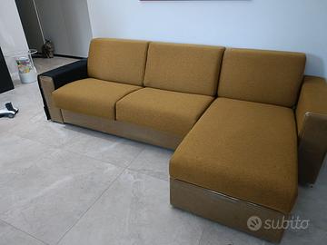 Divano letto con chaise longue.
