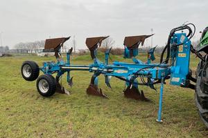 Aratro usato trivomere Annovi