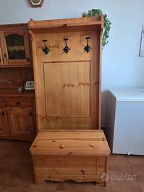 Appendiabiti e cassapanca in legno