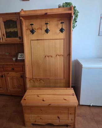 Appendiabiti e cassapanca in legno