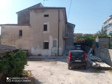 CASA E TERRENO a Lanciano, via del Mare, 3 locali