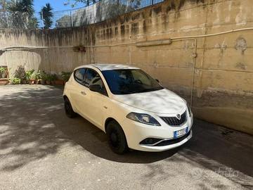 Lancia ypslon ibrida
