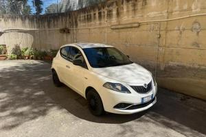 Lancia ypslon ibrida