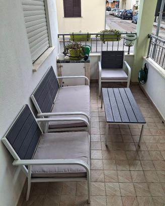 Set divanetto per esterno con tavolo