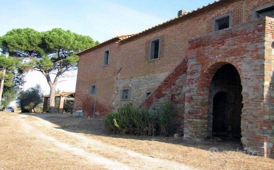 Rustico / Casale di 1200 m² con box auto a Cortona - Altro