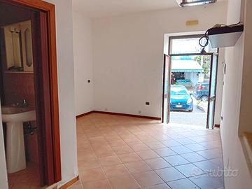 Locale commerciale 25 mq con agibilità via Roma