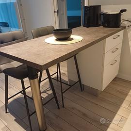 penisola con sgabelli