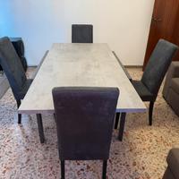Tavolo sala pranzo con sedie.