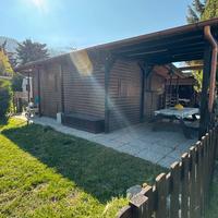 Casetta in legno con roulotte