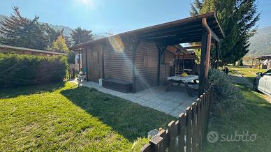 Casetta in legno con roulotte