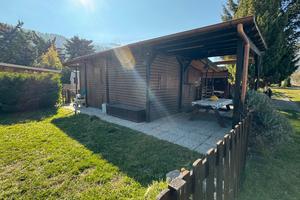 Casetta in legno con roulotte