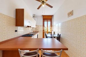 Trilocale con balcone, cantina e garage.