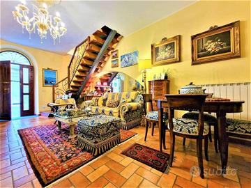 Appartamento di 95 m² con più di 5 locali a Viterb