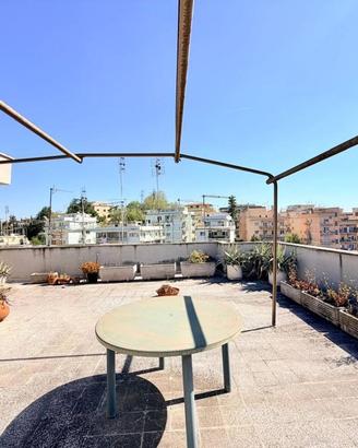 Attico / Mansarda di 186 m² con più di 5 locali a 