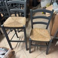 Sedie alte e basse grige in paglia