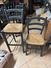 Sedie alte e basse grige in paglia