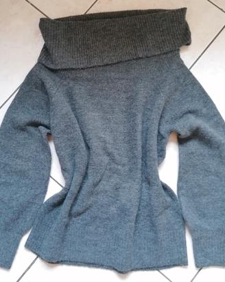 Maglioncino grigio con scollo a barchetta 