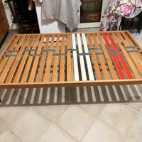 Letto completo con rete a doghe di legno.