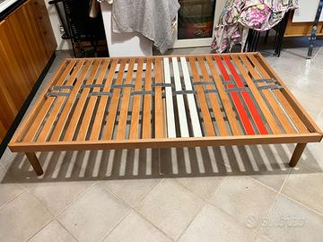 Letto completo con rete a doghe di legno.