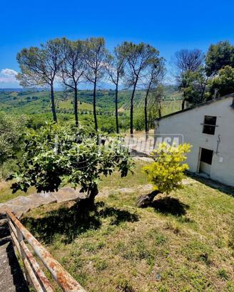 Casale panoramico immerso nella natura a pochi min