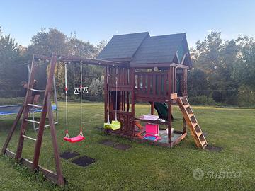 Gioco da giardino in legno con scivolo e altalene