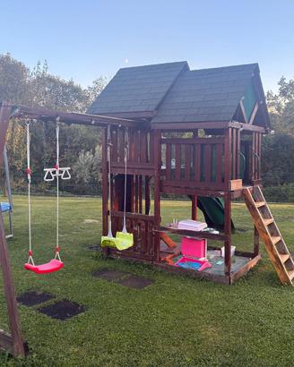 Gioco da giardino in legno con scivolo e altalene