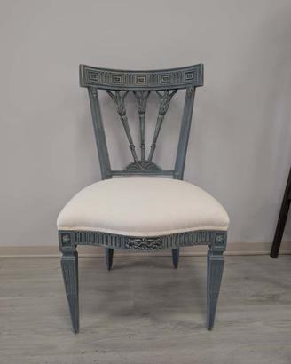 Sedia in noce intagliata a mano restaurata