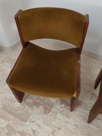 sedie in legno e velluto