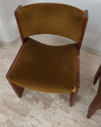 sedie in legno e velluto