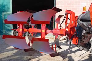 Aratro bivomere voltaorecchio