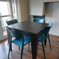 Tavolo quadrato allungabile con sedie