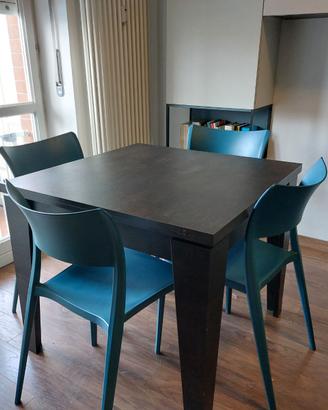 Tavolo quadrato allungabile con sedie