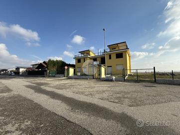 VILLA A SCHIERA D'ANGOLO A CARESANABLOT