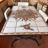 Tavolo rivestito in ceramica artigianale cilentana