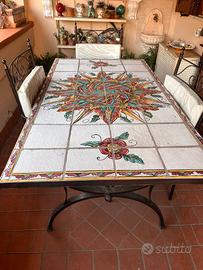 Tavolo rivestito in ceramica artigianale cilentana