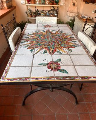 Tavolo rivestito in ceramica artigianale cilentana