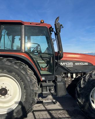 TRATTORE NEW HOLLAND M 135