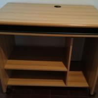 Scrivania per computer con ruote e porta tastiera