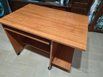 Scrivania porta computer con rotelle 
